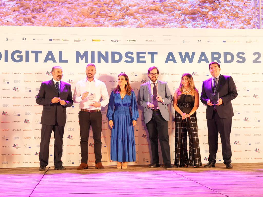 El alcalde, <a href="/pacodelatorrep/">Paco de la Torre</a>, junto a las concejalas de Innovación, <a href="/CarilloSusana/">Susana Carillo</a>, y de Promoción de la Ciudad, <a href="/rsanchezmlg/">Rosa Sánchez</a>, asistió anoche al acto de entrega de los European Digital Mindset Awards 2023 <a href="/DES_show/">#DES2026</a>