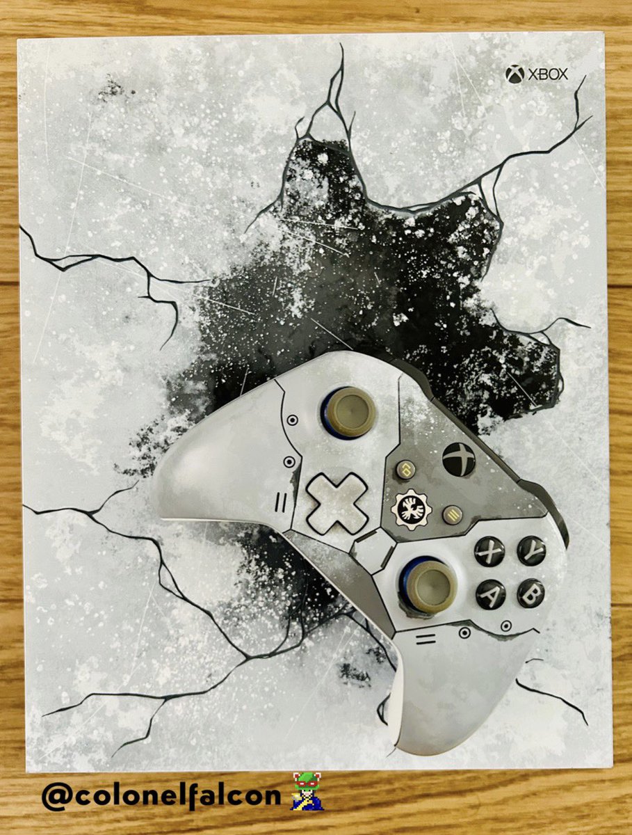 ColonelFalcon's tweet image. ✉️📬𝗠𝗮𝗶𝗹𝗺𝗮𝗻 𝗗𝗲𝗹𝗶𝘃𝗲𝗿𝘆📬✉️

Remember that package from yesterday? Well I had time to unpack and clean this #XboxOneX Gears 5 limited edition pack today! It has a cool startup sound! 

I may have all Gears consoles now. May do a family shoot! 🤣

#gaming #GamersUnite