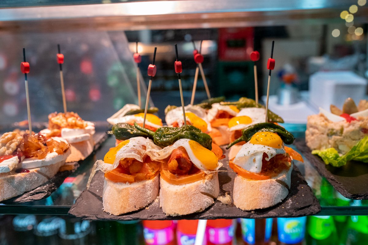 LpaVisit's tweet photo. 👀¿Quieres conocer los mejores sitios para degustar los mejores sabores en #LasPalmasdeGranCanaria ?
Te recomendamos seguir la guía elaborada por @NatGeoEsp para la gastronomía en la capital. 
📎Consúltalo en: https://t.co/tvrltNVbn0
#CapitaldeVida #Gatronomia https://t.co/V9ZXup2E1P