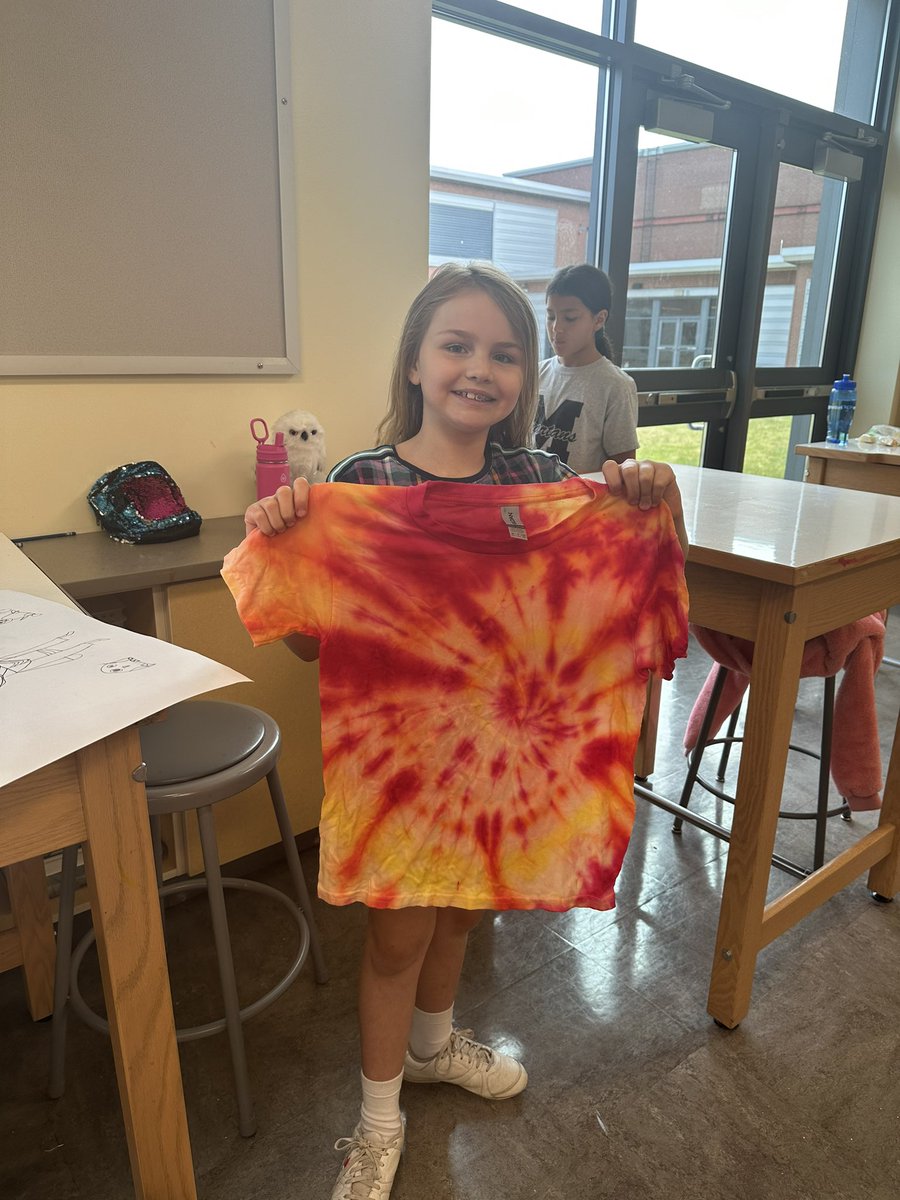 Tie dying to represent our Hogwarts House colors at Harry Potter STEAM camp! @MontourSD #MontourProud