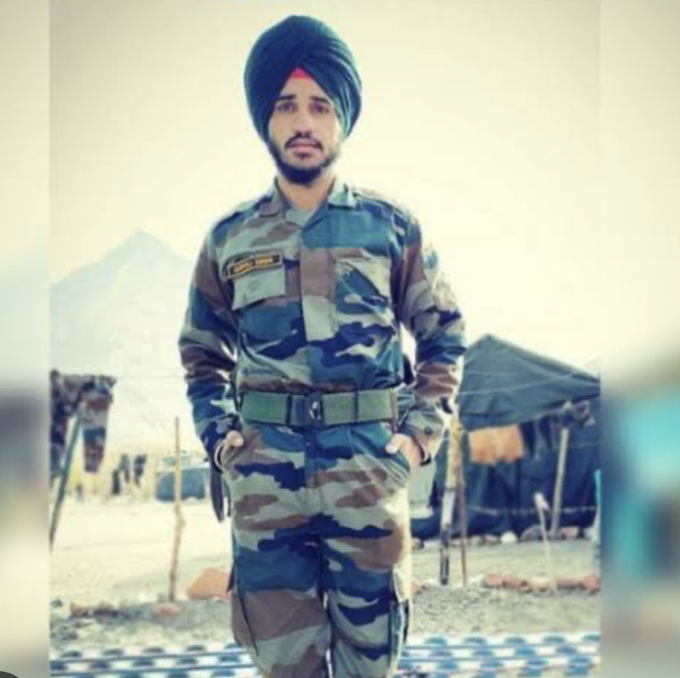 #FreedomisNotFree 

Sep Gurtej Singh, Vir Chakra was one of the youngest to sacrifice his life for us in #GalwanValley

He was Just 23 years of age and his brave action was praised by all.

His Parents Received Vir Chakra.

Jai Hind 🇮🇳

#IndianArmy #Sikhs #Punjab #Galwan