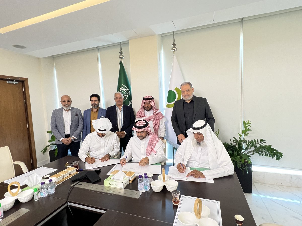 ib_cont's tweet photo. تم توقيع عقد شراكة لتنفيذ أعمال المقاولات مع مجموعة اليمامة بحضور رئيس مجلس الإدارة أ/ موسى جاسم المزراق و المدير العام أ/سيد حربي و رئيس مجلس إدارة شركة اليمامة أ/عبدالحكيم بن حمد العمار الخالدي، وقعت #الأوقاف_الصحية عقد إنشاء #مركز حمد العمار الخالدي(رحمه الله) الصحي بالدمام https://t.co/tuAvqUluAS