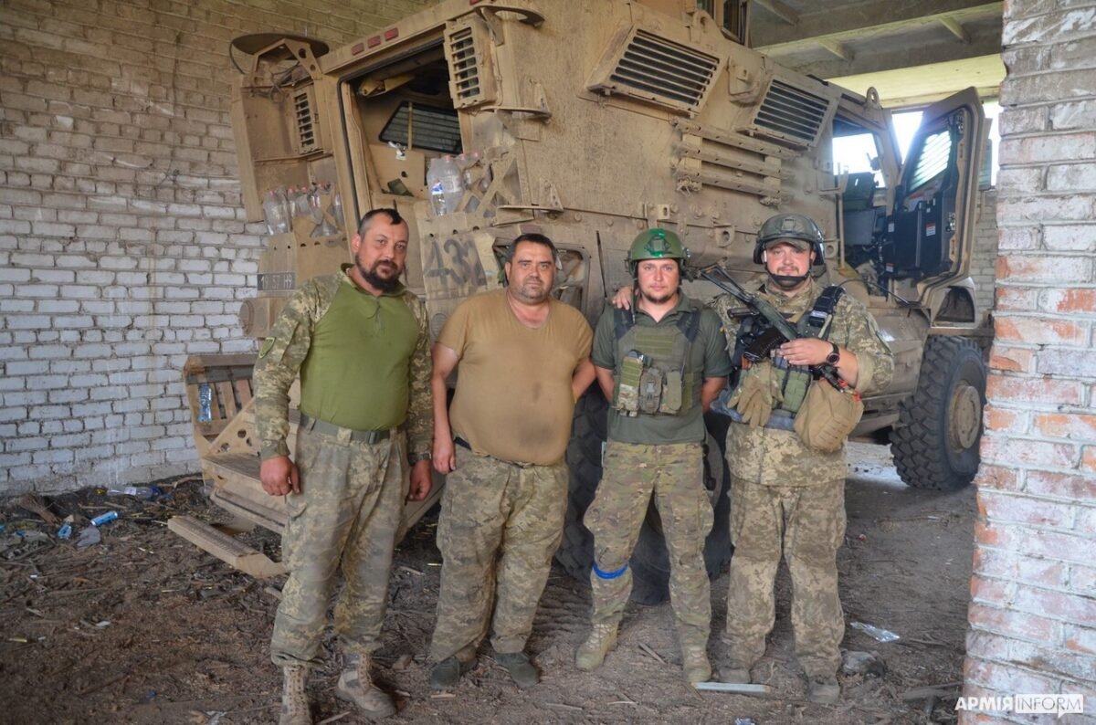 My friend (right on the photo) took participation in deocupation of Blahodatne, Donetsk region at 10 June.

During the liberation of the settlement, we had to meet quite strong resistance from the occupiers, there were about 100 of them there.
🧵