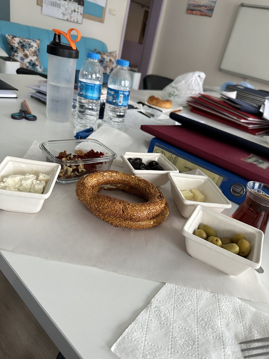 Bunca işin arasında, kahvaltı peşinde koşan öğretmen 🤭