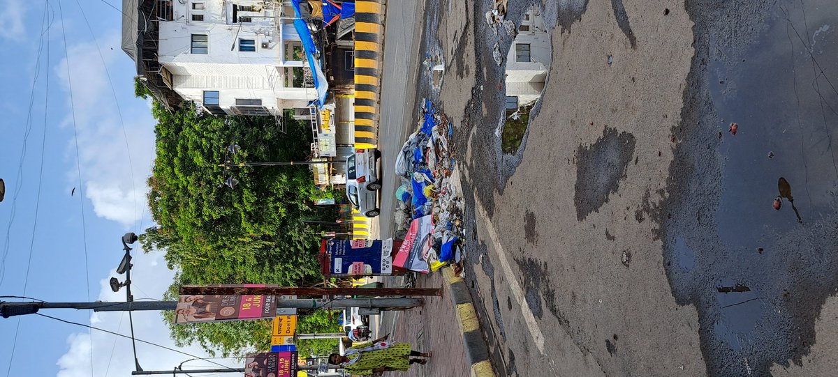 ms_aftab's tweet photo. HW ward,33rd road & linking road junction blue scrap plastic thrown by 33rd road stalls & the underground wire seen on footpath is opposite Bandra Traffic junction. #GNorth ward , U have a big task. Water tankers, auto encroached seashore & blocking sea view. https://t.co/8cDTU1nkDA