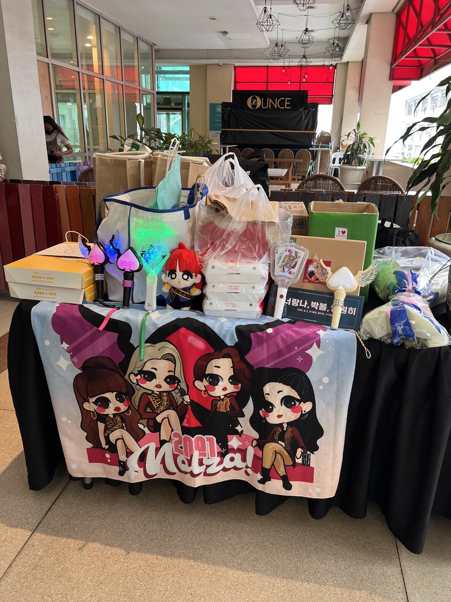 Goodies and gifts given to Park Bom. 
I feel happy that I get to share to this. Moreover, I salute how BomPH SuperMinzy POS fanbase are helping each other out from Minzy’s con to Bom’s con in Manila. Kita mo yung harmonious relationship between blackjacks, bomshells and POS