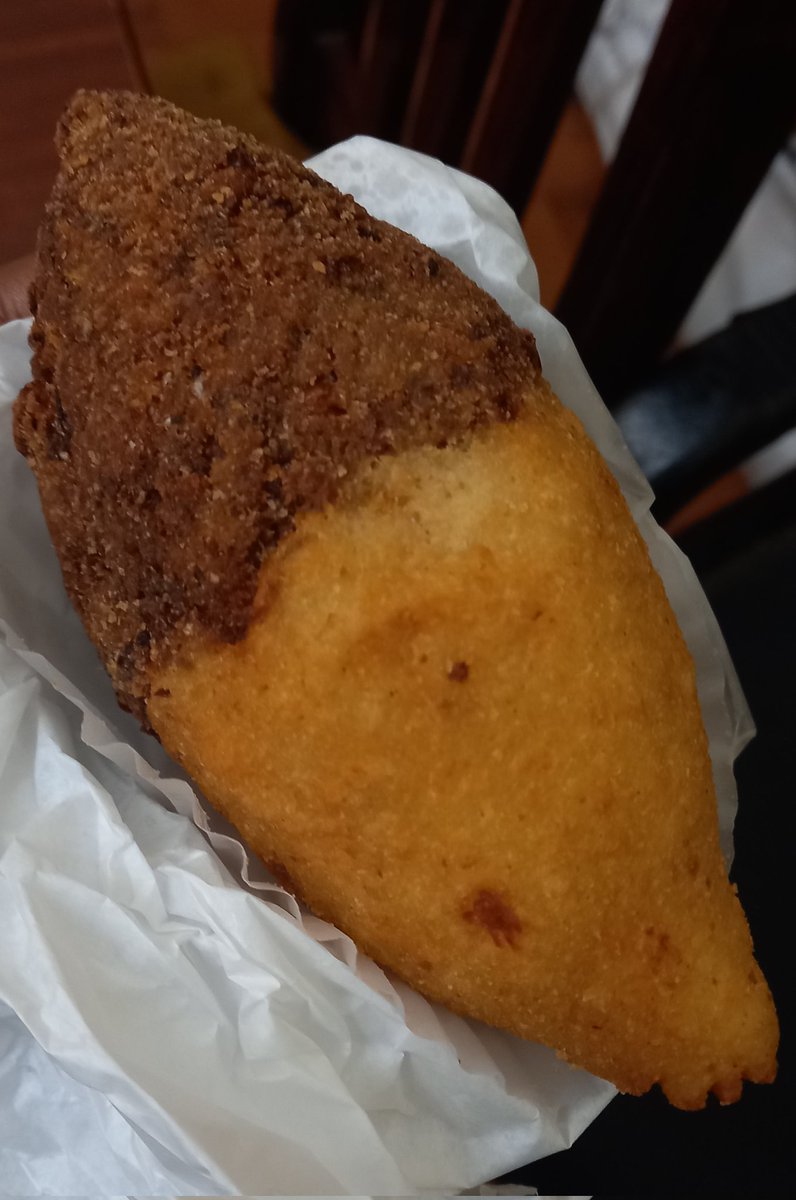 vermelholagosta's tweet photo. Fui levar a minha mina na estação e passei na padaria, vi essa baixaria aqui pedindo para ser comida. Gentilmente pergunto o que é isso pro atendente. Ele dá um sorriso sapeca e diz: "Quibixinha". Compro e estou aqui contemplando esse resto de massa e recheio de dois salgados. https://t.co/nTMjlqOb7i