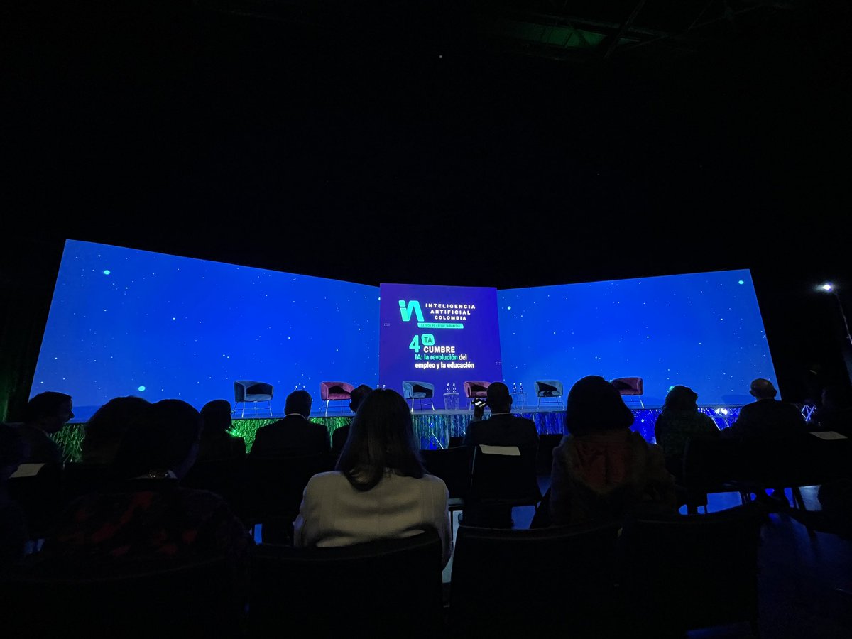 Estamos presentes en la cumbre de inteligencia artificial Bogota !