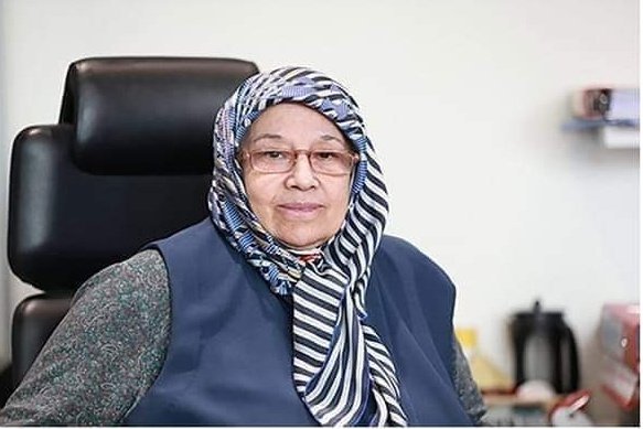 Canan Bayraktar uzun yıllardır Baykar'ın CFO'suymuş. Yani Finans Grup Başkanı. Hala muhasebe fişlerini o giriyormuş.
1971 yılında İstanbul Üniversitesi İktisat Fakültesinden mezun oldu, uzun yıllar Türkiye Sınai Kalkınma Bankasında çalıştı ve kartlı Bilgisayarda Assambler dilinde