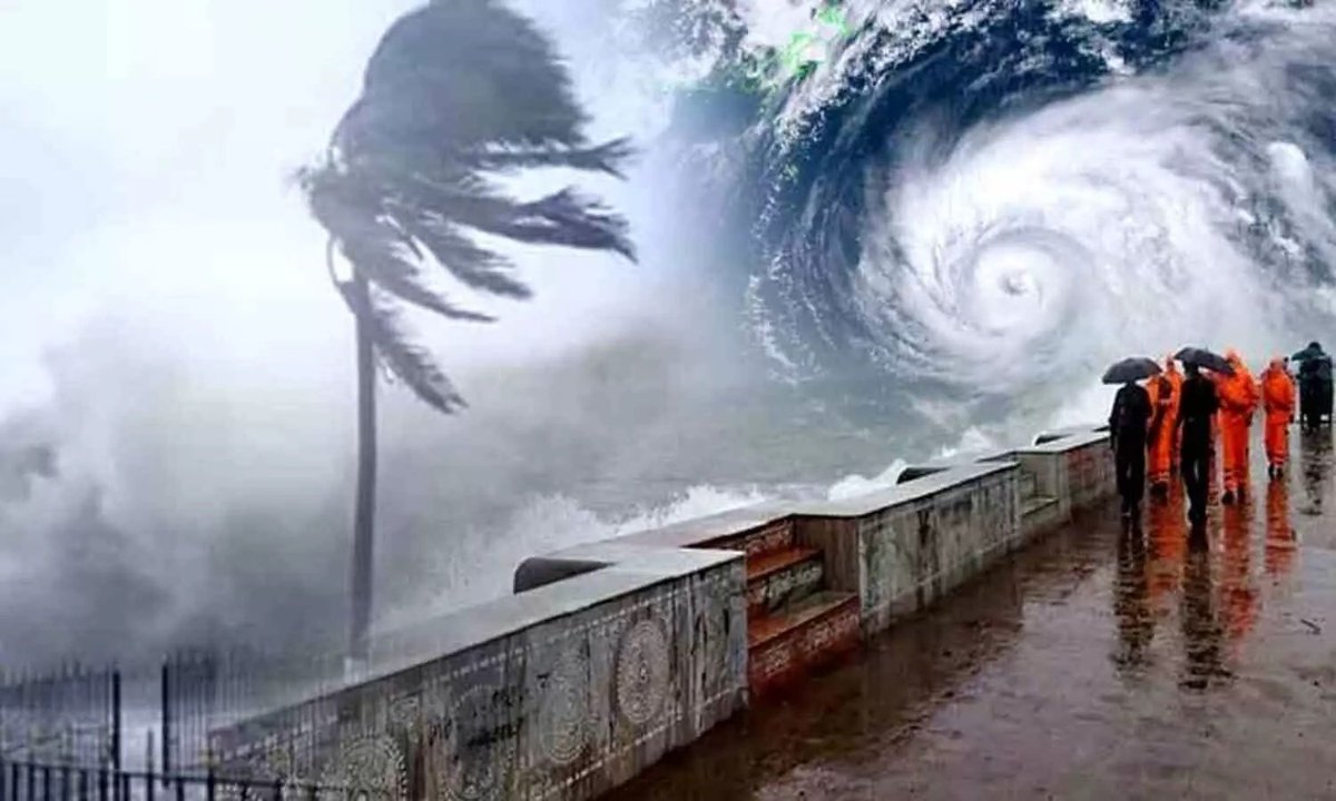 Bharartnews1's tweet photo. Gujarat Cyclone 🌀 Alert 🚨
Some Hours Left To Hit By Cyclone in Gujarat Cyclone Speed 150per/km/hour
(IMD )Warning ⚠️ On These Cyclone 🌀No One Should Have To Go Near Costal Region. And Stay In their houses.... 1Lakh + People Shifted In Safe Areas
#biporjoycyclone #bnncoverage https://t.co/fpNwAmnwtA