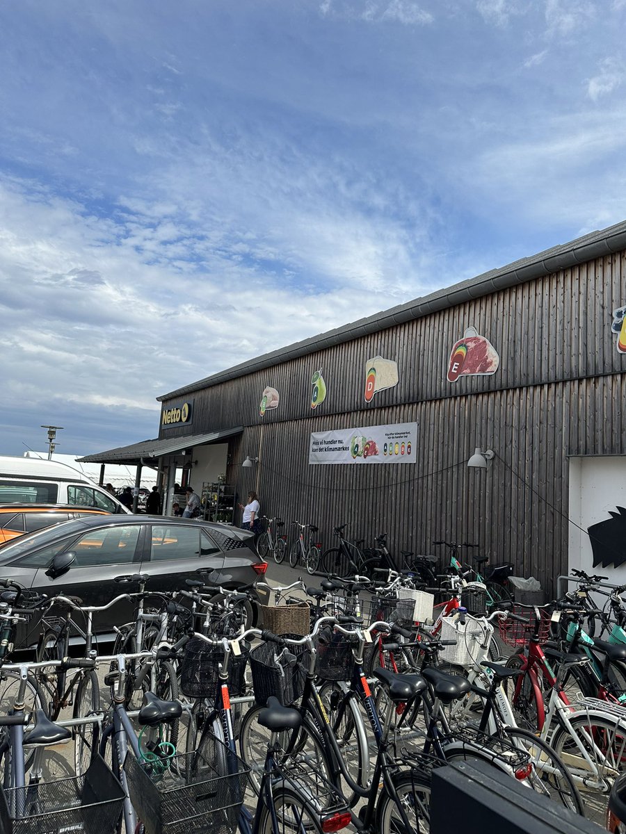 Netto Allinge viser i de her dage vores bud på et klimamærke med  Fødevarestyrelsens anbefalinger. Vi tror på en simpel farveskala, der skal gøre det lettere for danskerne, når de står ved køledisken - men skal vi lykkes, skal mærket være ens for alle!