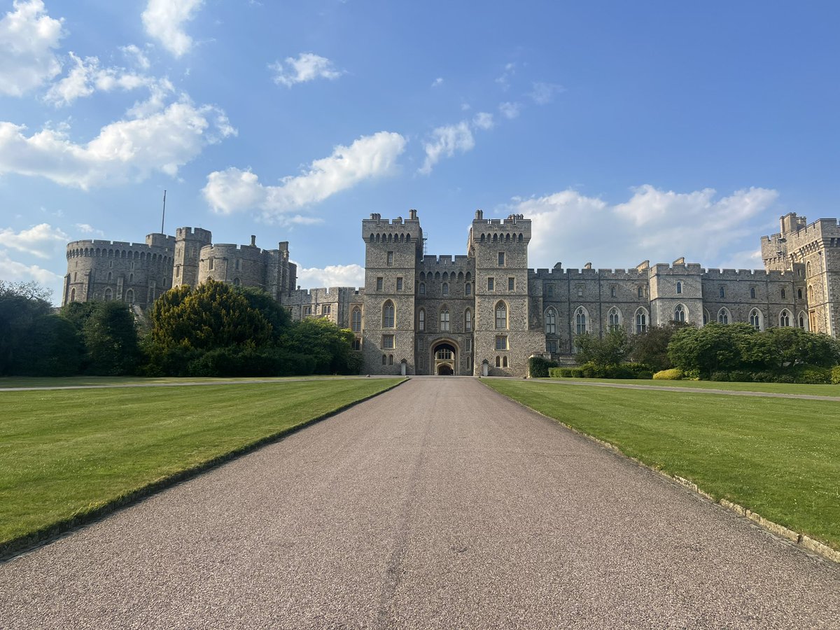 Yesterday I celebrated my #investiture at #WindsorCastle with my favourite cheerleaders. Filled to the brim with gratitude🎖️