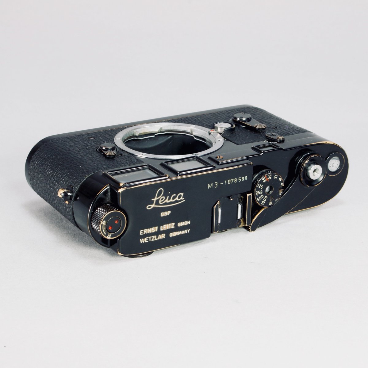 bluemooncamera's tweet photo. "The M3’s value has appreciated only in the decades after it ceased to be relevant as a hard-wearing pro's tool. In its day, it was the definitive choice for photojournalists like those of the Magnum Photo Agency, who relied on its reliability &amp; smooth handling on assignment."⁠ https://t.co/DmwsxlsxwV