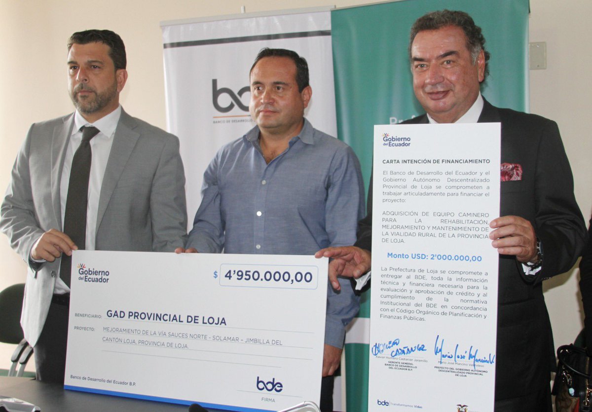 GoberLoja's tweet photo. Homero Castanier, gerente general del @BDEcuadorBP, hace entrega de
4️⃣. 9️⃣5️⃣0️⃣ dólares, para el mejoramiento de la vía #SaucesNorte- #Solamar- #Jimbilla en #Loja. “Así se impulsa el financiamiento de proyectos que brinden progreso y bienestar en cada rincón del país” enfatizó https://t.co/FrcFzy7WMk