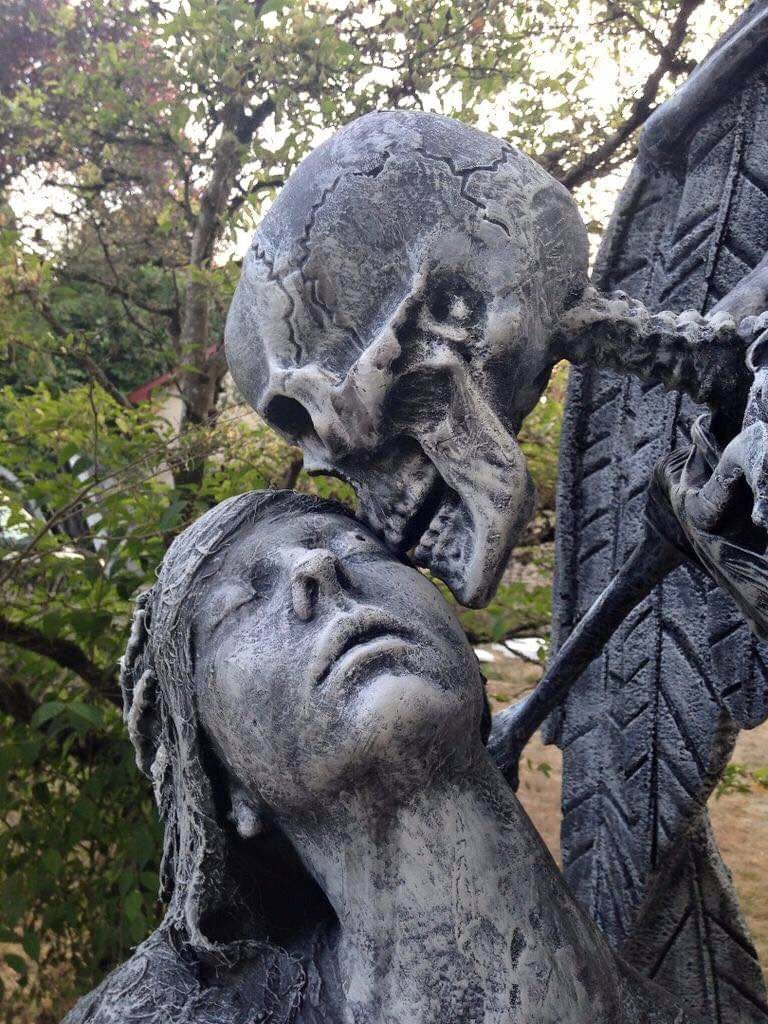 Kiss of Death Monument