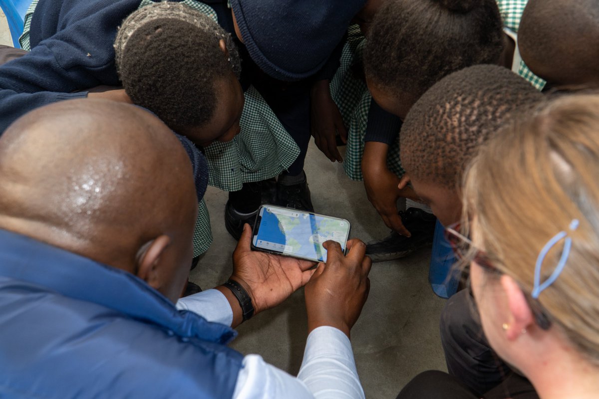 Mobile phones &amp; low-tech devices are transforming learning in #Kenya &amp; other developing countries!  Nairobi's Tujisaidie community school has inspiring stories of girls mobilizing family &amp; friends to use <a href="/OurMShule/">M-Shule</a> program for learning. 
1/2