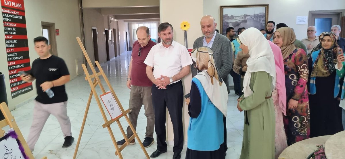 MUSTAFAZDEMR13's tweet photo. Dostlarım; Hatay İl Müftülüğü tarafından düzenlenen resim sergisinde dereceye giren öğrencilerimize Hatay Müftüsü Mevlüt Topçu Hocamla birlikte hediye takdim programına katıldım. Bu anlamlı etkinliğe emeği geçen herkesi şahsım ve @mehirvakfi adına tebrik ediyorum. @mevluttopcu42 https://t.co/m6u9pe2E8Q
