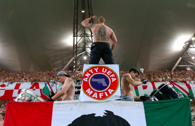 barrashooligans's tweet photo. ‼️ABRO HILO de una de las hinchadas MÁS TEMIDAS DE Europa: Legia de Varsovia 

↪️ El Legia es un club de fútbol de Polonia. Fue fundado en 1916. Lo más probable es que no lo conozcas por sus logros futbolísticos, pero son la pesadilla de cualquier club de Europa 👻 https://t.co/uL88b1tjsM