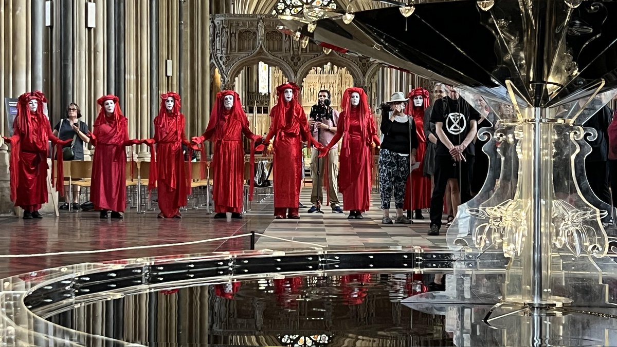 JonnieParkin's tweet photo. Was delighted to welcome members of @CClimateAction @XRebellionUK @XrYouth and other climate activists to @BristolCathedra to view and welcome @lukejerram's Oil Fountain today.
A beautiful, poignant, sorrowful, hopeful event. https://t.co/AhPOzXYS3m