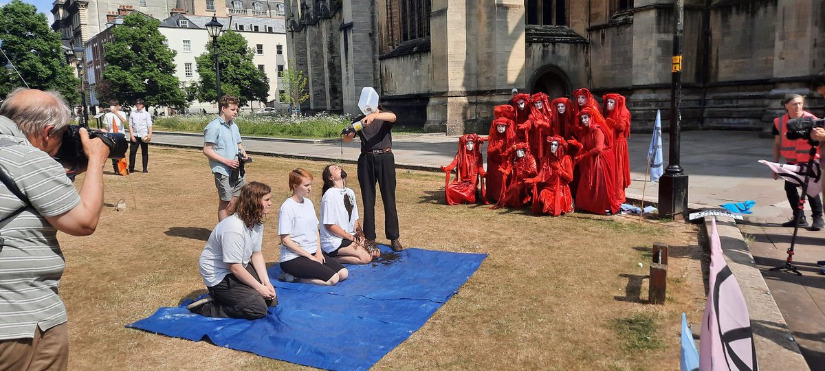 Was delighted to welcome members of @CClimateAction <a href="/XRebellionUK/">Extinction Rebellion UK 🌍</a> <a href="/XrYouth/">Extinction Rebellion Youth</a> and other climate activists to <a href="/BristolCathedra/">Bristol Cathedral</a> to view and welcome <a href="/lukejerram/">Luke Jerram</a>'s Oil Fountain today.
A beautiful, poignant, sorrowful, hopeful event.