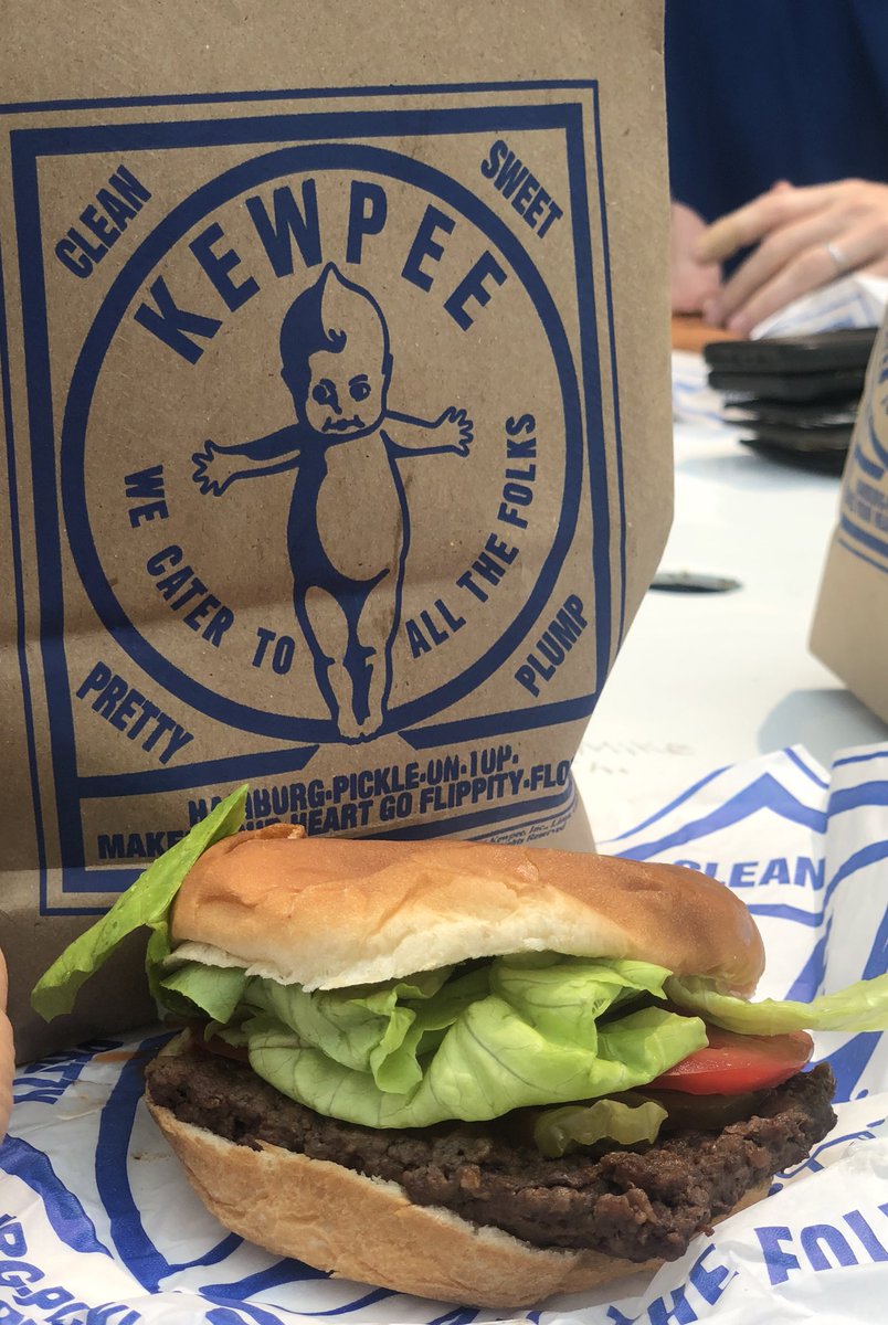 xMolihuachax's tweet photo. キューピーハンバーガー🍔
この辺に何軒かあるんだけど、日本のマヨネーズと関係あるかと思った！
でも良く見たら「キューピー」のスペルが違う⁈
#kewpee #kewpeehamburger #キューピー #2023moving #hamburger #drivecrosscountry #kewpie https://t.co/ces72FXM8h