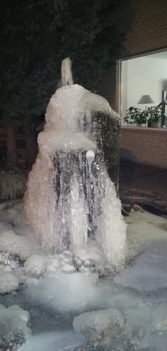 @HogwartsOwl3 Brunnen vor einer Natursteinfirma in Lüneburg (Dez. '22)