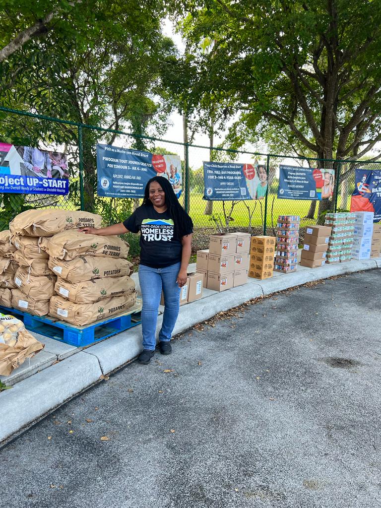 ChapmanSouth's tweet photo. Thank you to @FeedingSouthFL for your generous contribution to our students and their families. Another successful pop-up pantry.. @305CAHSD @MDCPS @SuptDotres @MDCPS_OECP https://t.co/yu5x2GGEbw