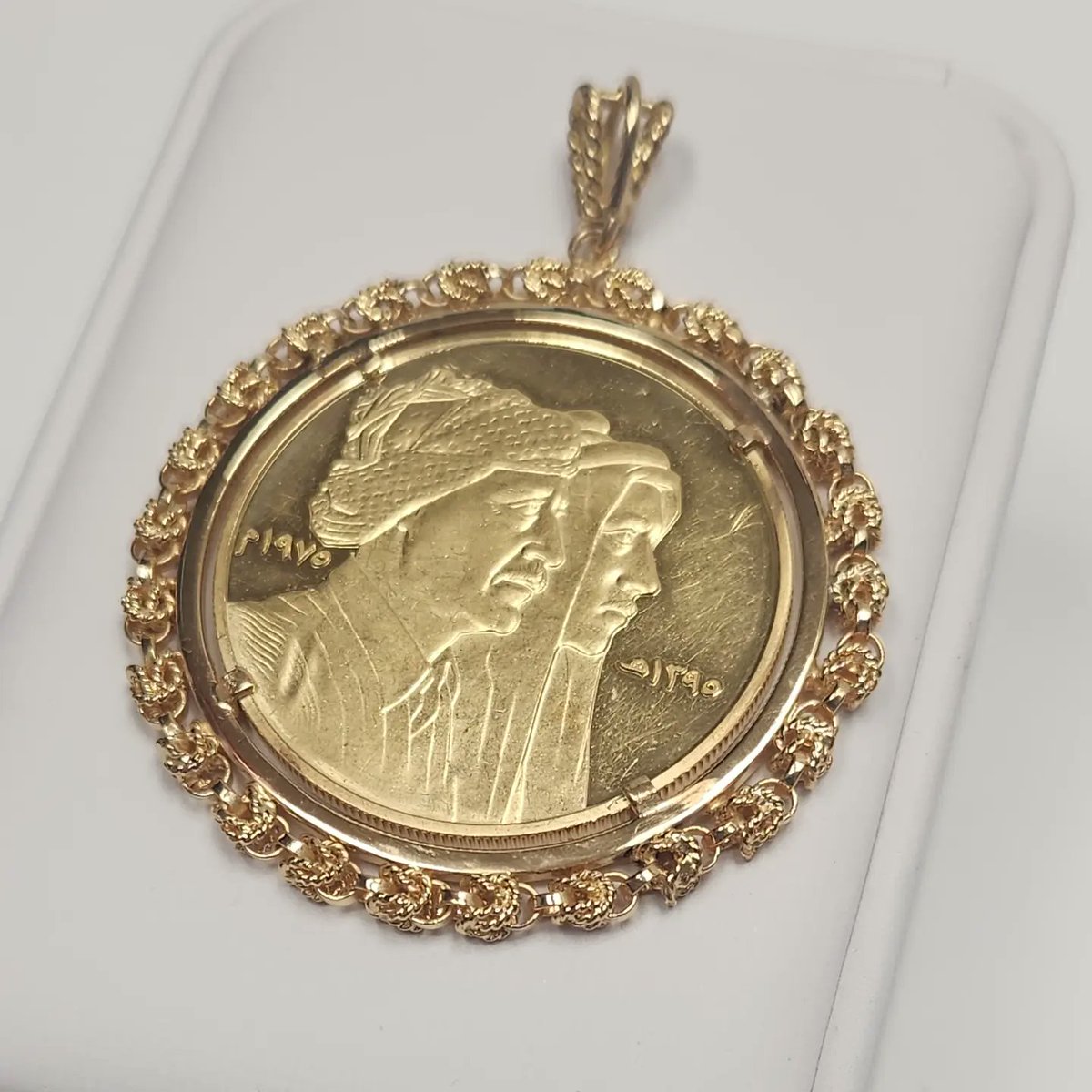 🔥 Vintage 

A rare 22 karat gold coin with this type of frame.

@bidrussianjewelery #bidrussianjewelery 
@manail_bidrussian #manailbidrussian

#goldcoin #goldcoins #coinlovers #coincollectors #22karats #22karatgold
#22karatjewellery #22karatjewelry #goldshop #goldbusiness #GOLD