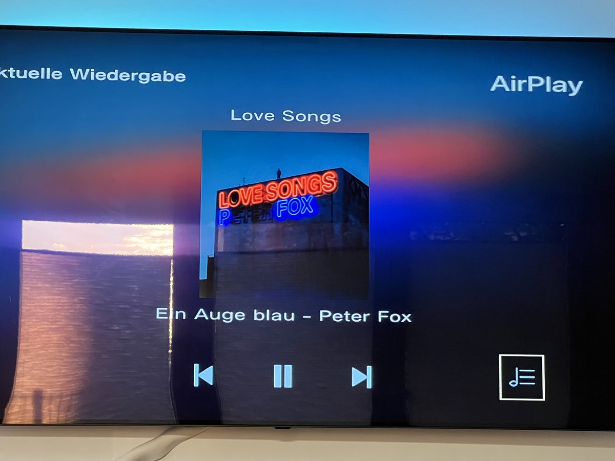koerbi's tweet image. Ich höre die neue Platte von #PeterFox rein und liebe gleich den ersten Song.

Beide Augen blau, den Mund voll mit Dreck
Liebe im Bauch, aber Stress im Gepäck
Das Cockpit getroffen, aber das steck&apos; ich weg
Bin nicht kaputt, nur ein bisschen defekt