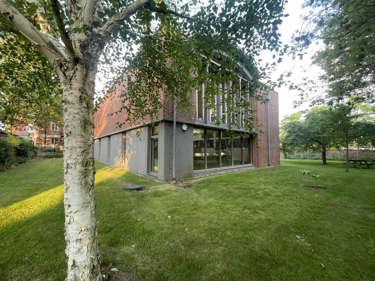 MissChatley's tweet photo. An often unseen view of the library, looking particularly glorious in the early evening sun today ☀️ #schoollibrary #librarygarden #librarylates #librarylatetillhalfeight https://t.co/h9VdnJ5b1g