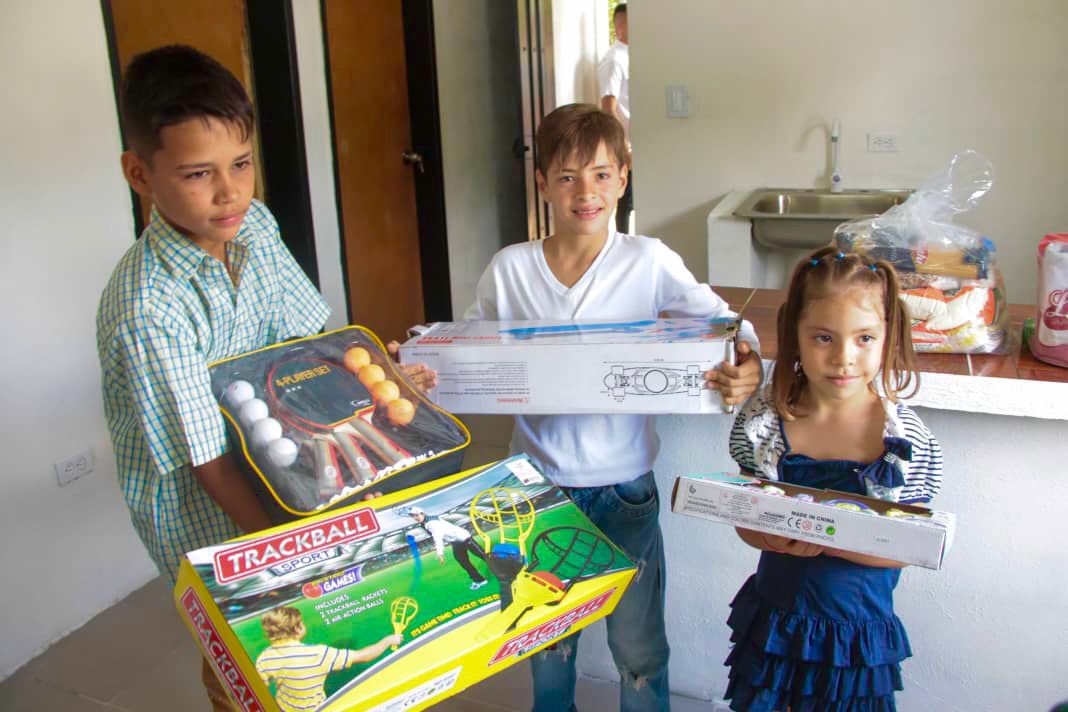 AdolfoP_Oficial's tweet photo. #15Jun Temprano partimos a Arenales y entregamos como todos los jueves nuevos hogares dignos para beneficiar a 30 personas. @Funrevi_Lara como ente constructor culminó las bellas casas que constan de sala, cocina, comedor, sala de baños y habitaciones confortables. https://t.co/hlRHbanfdR
