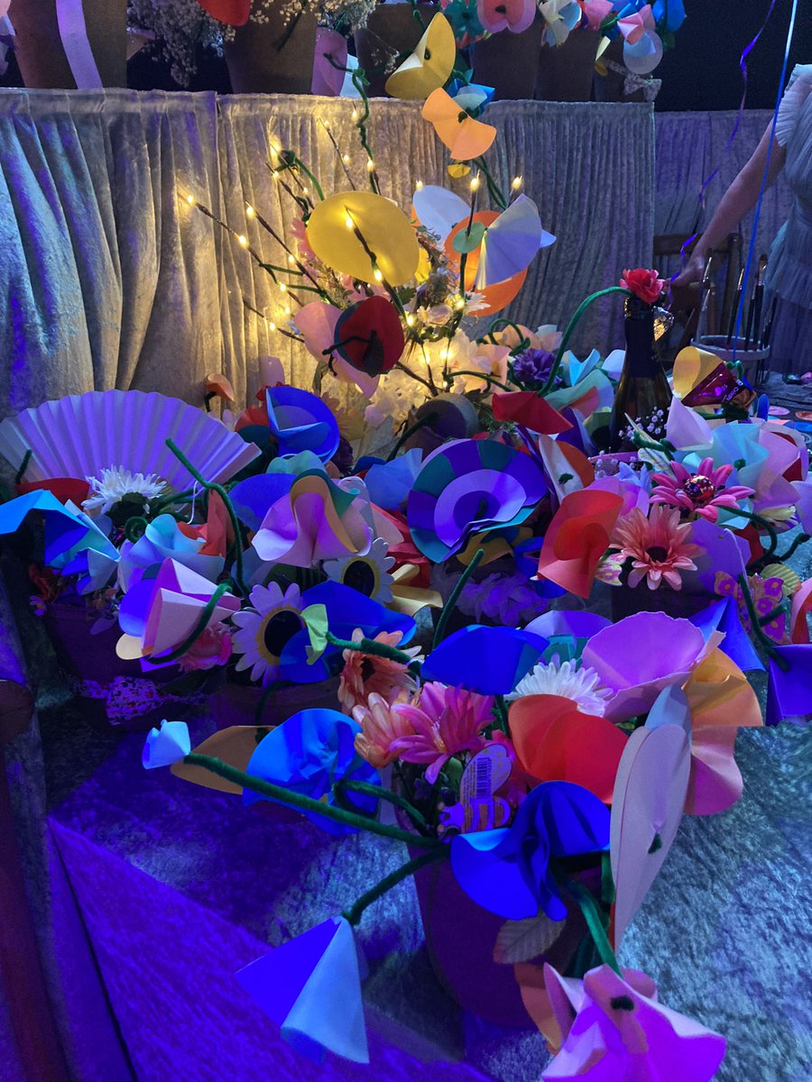 The ‘flower’ arranging classes starting the evening off at #NEHRDawards <a href="/ElouiseL_C/">Dr. Elouise Leonard-Cross</a> <a href="/HowsonNikki/">Nikki Howson</a>