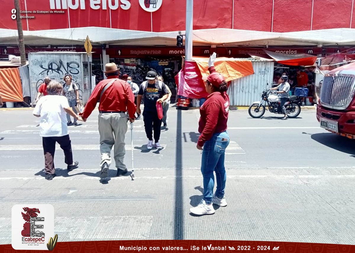 Los agentes viales asistimos a peatones y conductores en diferentes avenidas y calles de #Ecatepec, agilizando el flujo vial, para que llegues a tu destino de forma rápida y segura. . #MunicipioConValores