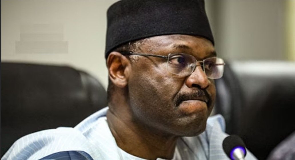 Drelmoatiku's tweet photo. U.S. President Trump was subpoenaed by the U.S. court. He appeared in person and was crossed examined. 

This criminal INEC Chairman, Yakubu Mahmood, was subpoenaed by PDP to appear at the presidential election petition tribunal. He refused to show up in person. ....only sent a representative to submit 4 out of the 11 documents requested. 

Nigeria is a lawless nation.