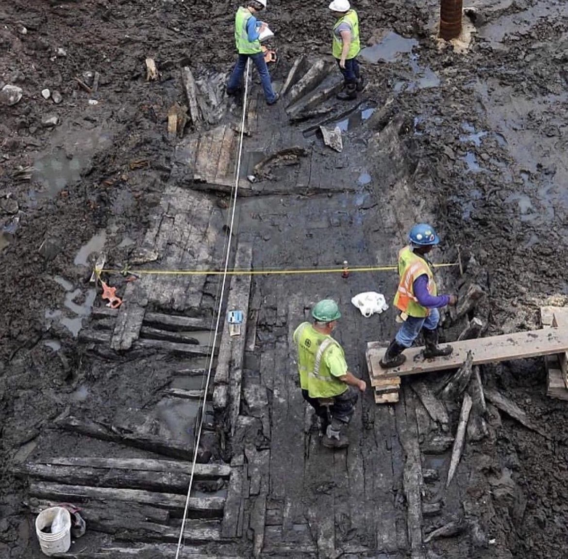 historyinmemes's tweet image. While cleaning up the aftermath of the World Trade Center's collapse, crews discovered a shipwreck located 7 feet below the foundation. This shipwreck was found to date back to 1773.

In 2010, excavators in New York City's Lower Manhattan unearthed the remains of a wooden ship…
