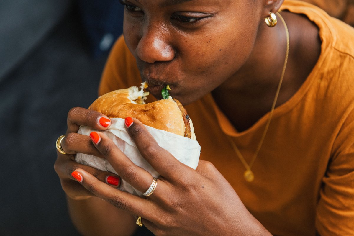 It was love at first bite 😍 
#nuvegancafe #ilovenuvegan #vegansoulfood #howarduniversity #rvavegan #dcvegan #mdvegan #baltimorevegan #veganmacandcheese #veganchicken #veganfoodie #veganeats #veganfood