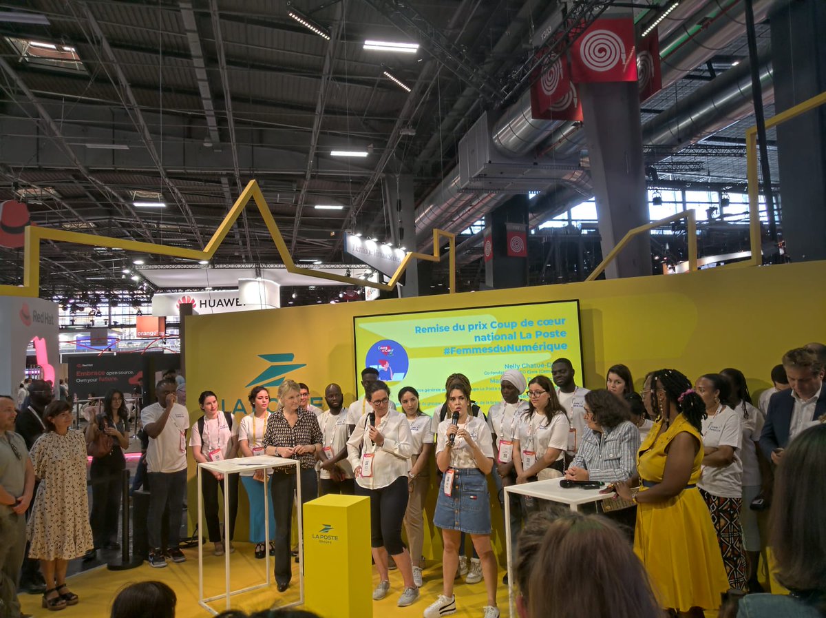 Gaellepicardabe's tweet photo. Un groupe @GroupeLaPoste convaincu que les femmes sont l'avenir de la tech ! 🌟💫🌟 #Femmesdunumeriques 🙏 @nathqueencole @OvalletVallet https://t.co/GlEyZWG3XN