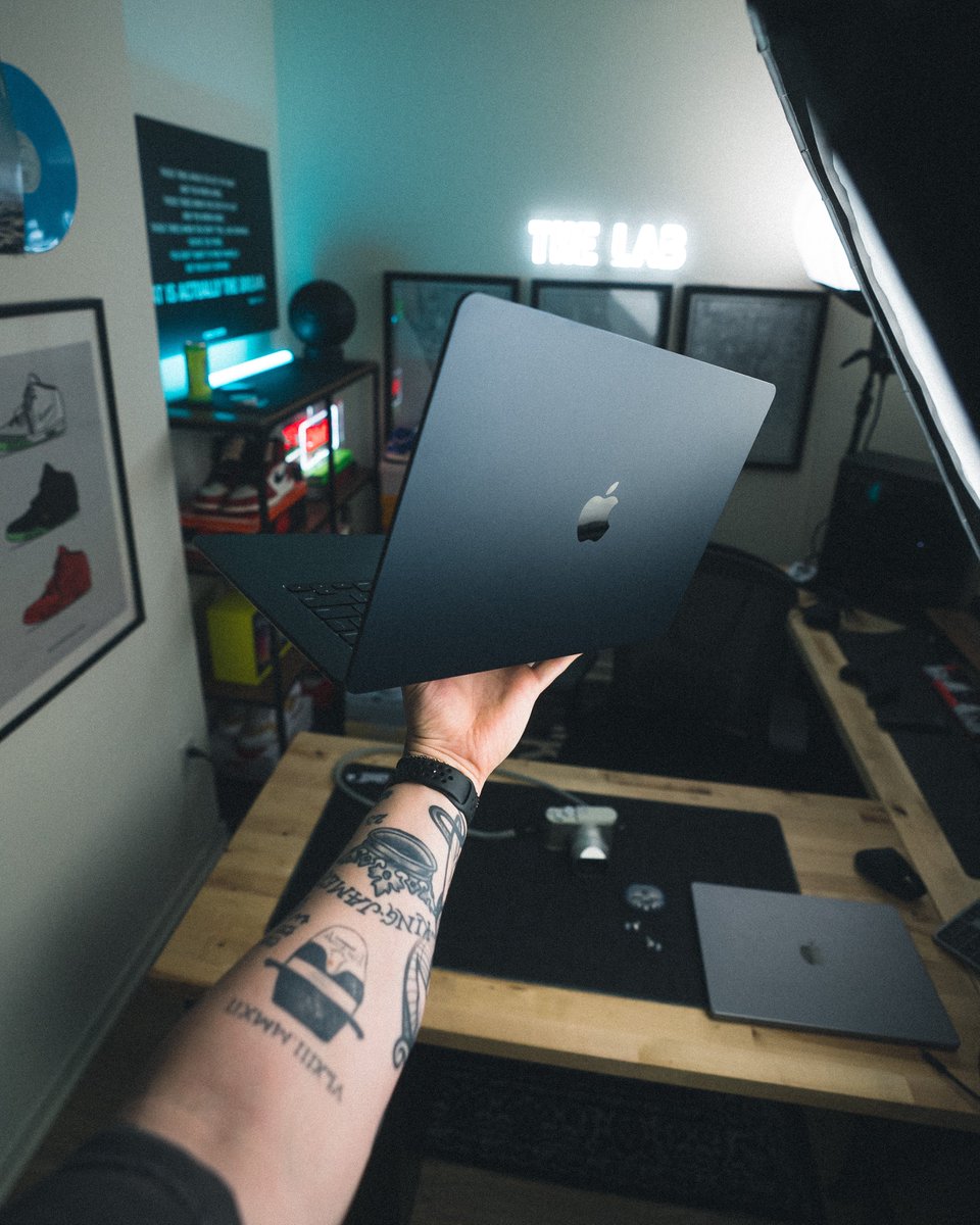 JHawkShoots's tweet image. M2 MacBook Air 48hrs later⚡️

-Crazy thin 📏
-Screen is beautiful 💻
-Midnight color is amazing (finger prints show) 🌑
-Battery life is insane 🔋

Time to test out its performance for video editing &amp;amp; photos…this might be a great option. Stay tuned!🤘🏻