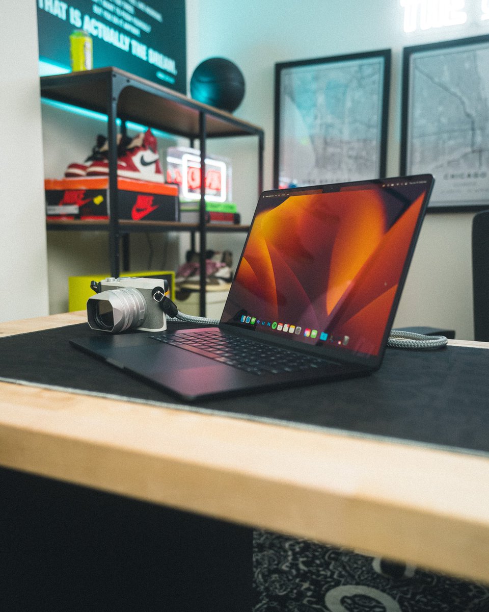 JHawkShoots's tweet image. M2 MacBook Air 48hrs later⚡️

-Crazy thin 📏
-Screen is beautiful 💻
-Midnight color is amazing (finger prints show) 🌑
-Battery life is insane 🔋

Time to test out its performance for video editing &amp;amp; photos…this might be a great option. Stay tuned!🤘🏻