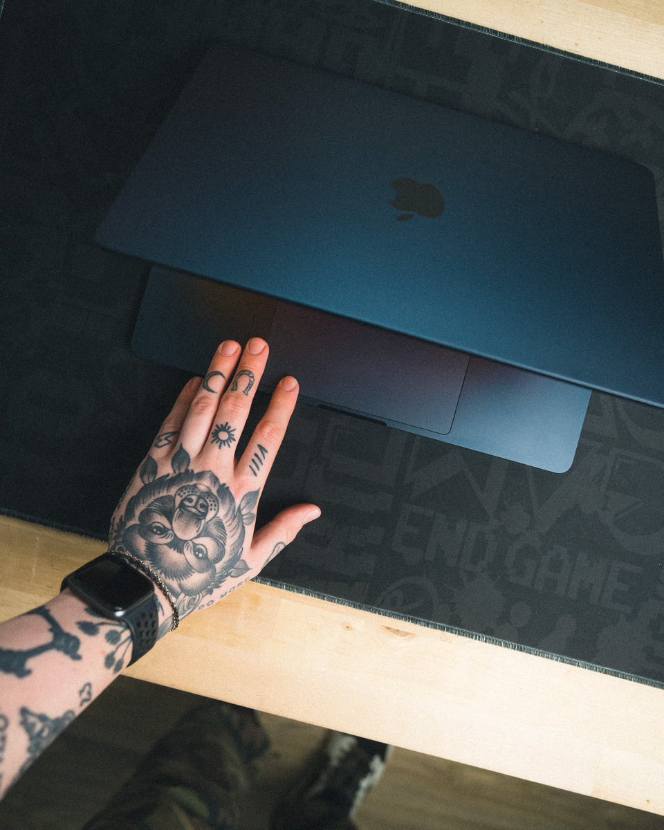 JHawkShoots's tweet image. M2 MacBook Air 48hrs later⚡️

-Crazy thin 📏
-Screen is beautiful 💻
-Midnight color is amazing (finger prints show) 🌑
-Battery life is insane 🔋

Time to test out its performance for video editing &amp;amp; photos…this might be a great option. Stay tuned!🤘🏻