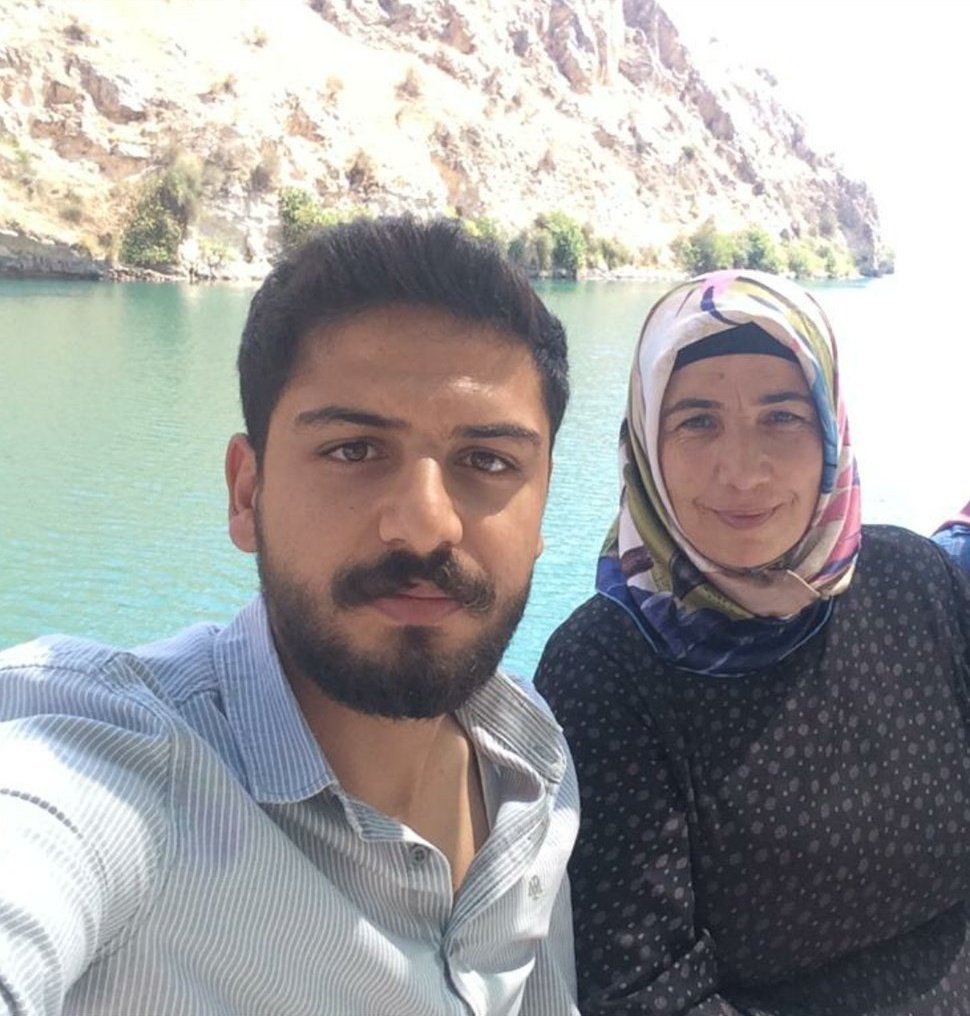 sesimesesolun's tweet photo. SONU BAŞTAN BİLİYORDUK, BİLİYORDUK O KATİLLER ADALETİ İLK ANDAN AYAKLAR ALTINA ALDILAR!
NE OLURSA OLSUN VAZGEÇMEDİK, ASLA DA VAZGEÇMEYECEĞİZ!
O KATİLLER GİBİ GÜÇLÜ DEĞİLİZ AMA HAKLIYIZ, HAKKINIZI ALACAĞIZ ONLAR CEZALARINI ÇEKİP HAPİSLERDE ÇÜRÜYECEK!

#SiverekKatliamıİcinAdalet https://t.co/toUVMpBXo8