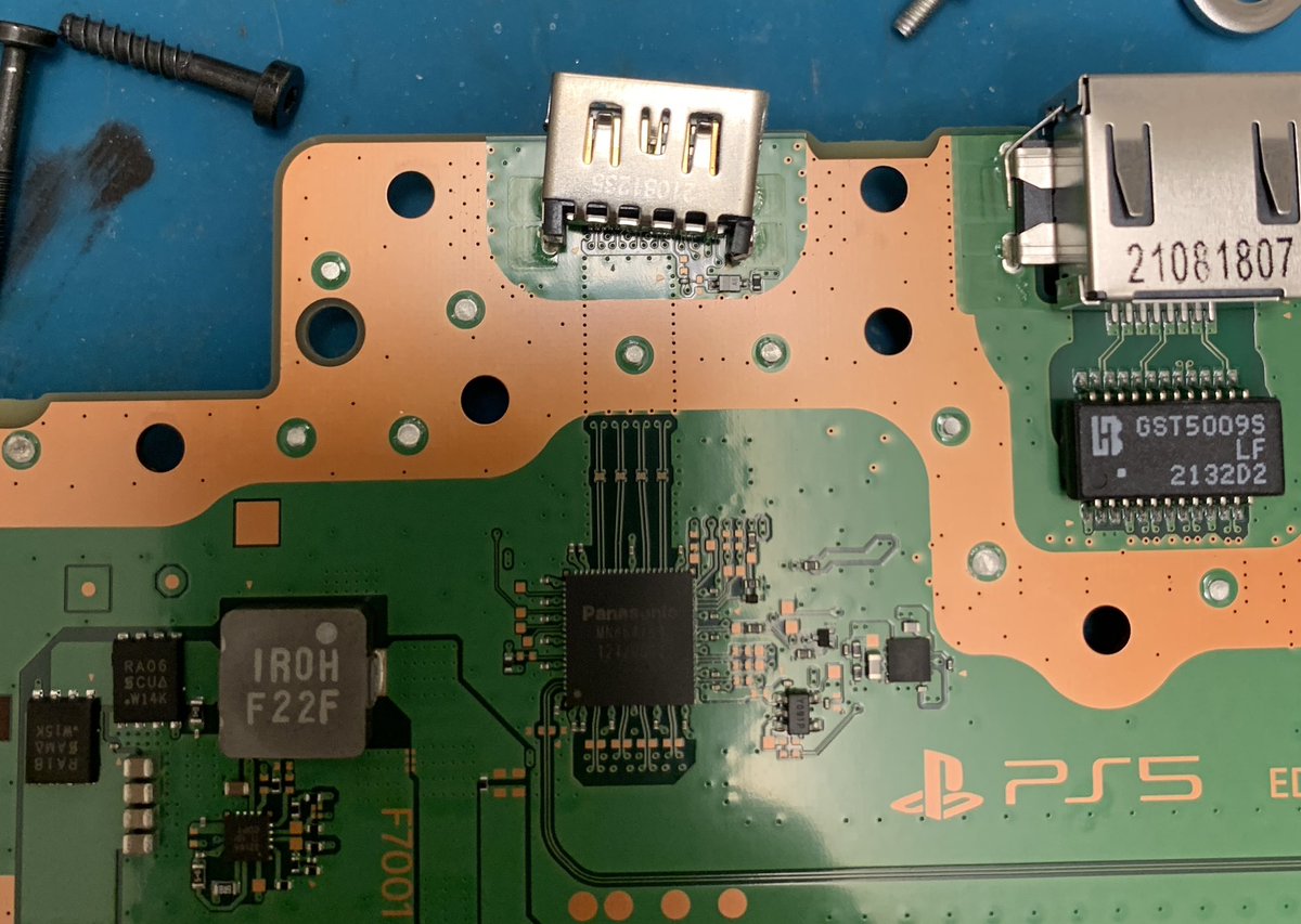 _PMDevelopments's tweet image. Don’t think the PS5 hdmi port is supposed to be at this angle🤦🏼‍♂️
Replaced and working fine now
#PS5 #consolerepair #hdmiport
