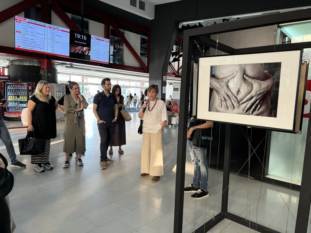 photokm0's tweet photo. Avui hem inaugurat l’espai expositiu “Estació Km0” amb la fotògrafa @meritxellpmasip 

Durant tot l’estiu podreu gaudir de les fotografies que configuren “Perimenopausa”, un treball molt personal que us convidem a descobrir.

#SomPhotoKm0 #Tarragona #Fotografia #Photography https://t.co/V1V1Pgo7oy