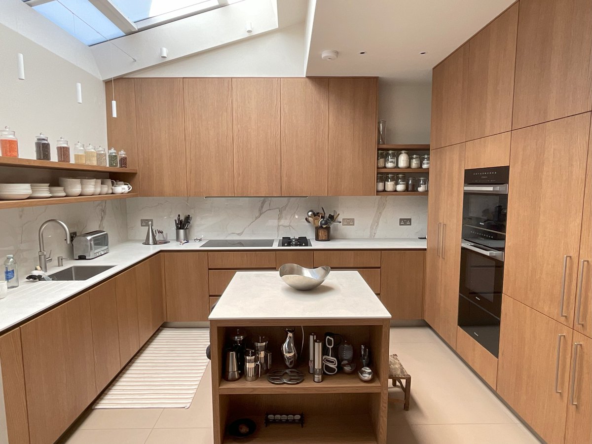 point5kitchens's tweet photo. 🌳 We are delighted to show our latest project starring a breathtaking exhibit of doors and cabinets adorned in excellent walnut veneer using a zero gloss finish. Prepare to be attracted by the natural attraction and warmth of this handleless design. https://t.co/qkbKQuqWwV