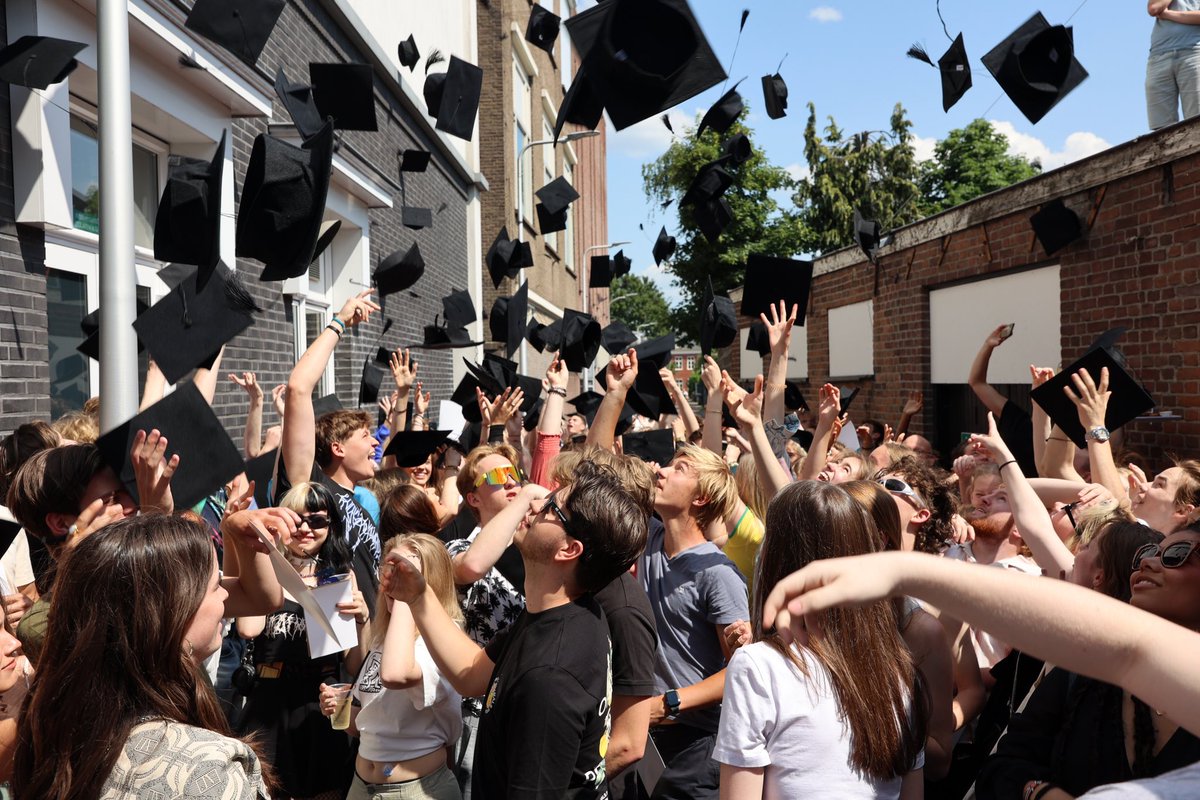 Elk jaar organiseert Annick van der Lof met uitalmelo.nl een mooi event waar onze geslaagde VWO- en HAVO-leerlingen worden uitgezwaaid nu ze de regio verlaten voor een studie elders. Veel succes (én plezier!) in je studententijd en kom mét je diploma terug naar Twente!