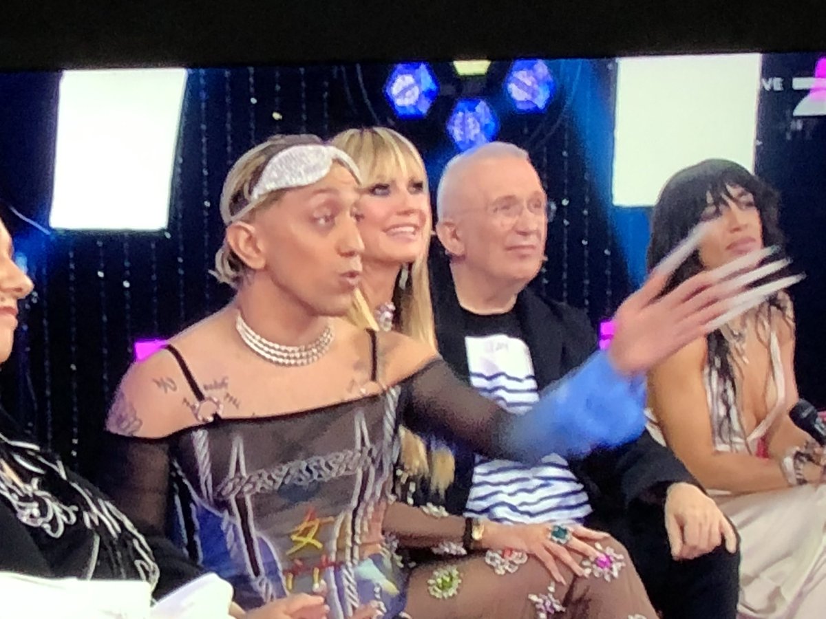 Jean Paul Gaultier hinterfragt auch sein ganzes Leben auf dieser Couch

 #GNTM