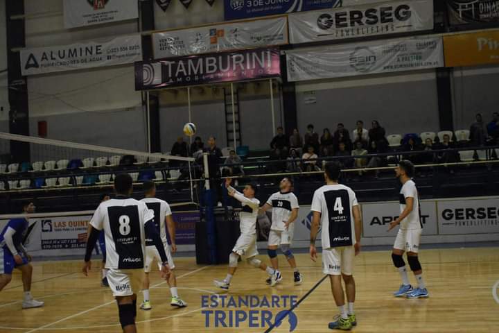 Estandarte_Trip's tweet photo. 🐺 CAYO EN EL POLI

🏐 Con parciales de 20-25, 25-22, 21-25, 26-24 y 15-12; @voleycge perdió 3-2 ante #77FC en el Victor Nethol por la fecha 14 de la Primera División del Torneo Metropolitano.

🔜 Próxima: última fecha fase regular vs #Hacoaj de visitante.

#CGE #GELP https://t.co/FO7gIFBIre