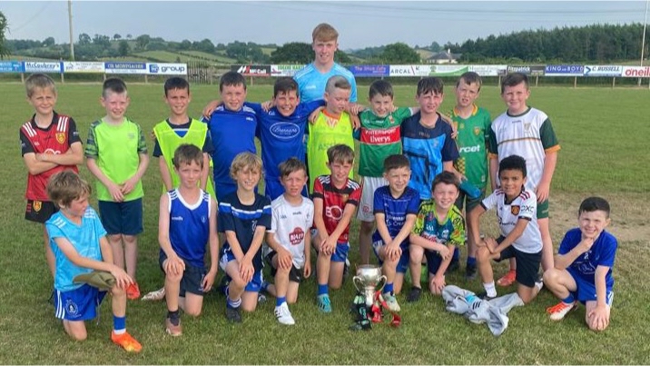 LislandGac's tweet photo. 🔵Ulster Champ at Training🔵

The u7.5 and u9.5 got a special surprise at training tonight when our own Ulster Champ Oisin Savage brought the trophy down for a few photos. 

Thanks to Oisin for giving up his time and got involved in a few games,the lads loved it! 

#thebluewave https://t.co/zjX29FU19e
