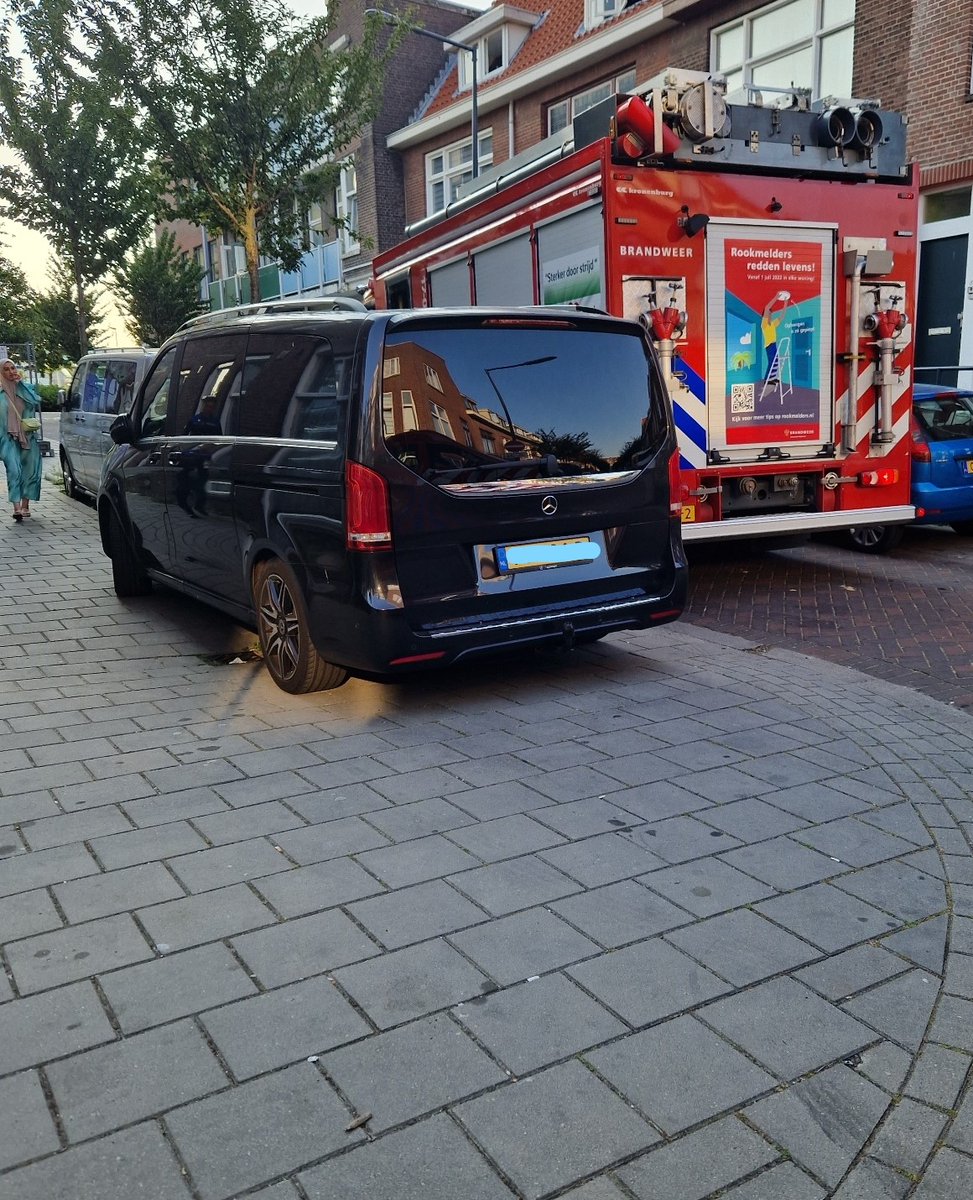 Gezamenlijke actie brandweer en T&amp;H in de wijk West. Tijdens deze actie 3 locaties tegengekomen waarbij de brandweer zich vastreed door verkeerd geparkeerde voertuigen. Deze voertuigen zijn geverbaliseerd en daarna direct door de eigenaar verplaatst. <a href="/kaz0431/">Kazerne Schiedam</a>