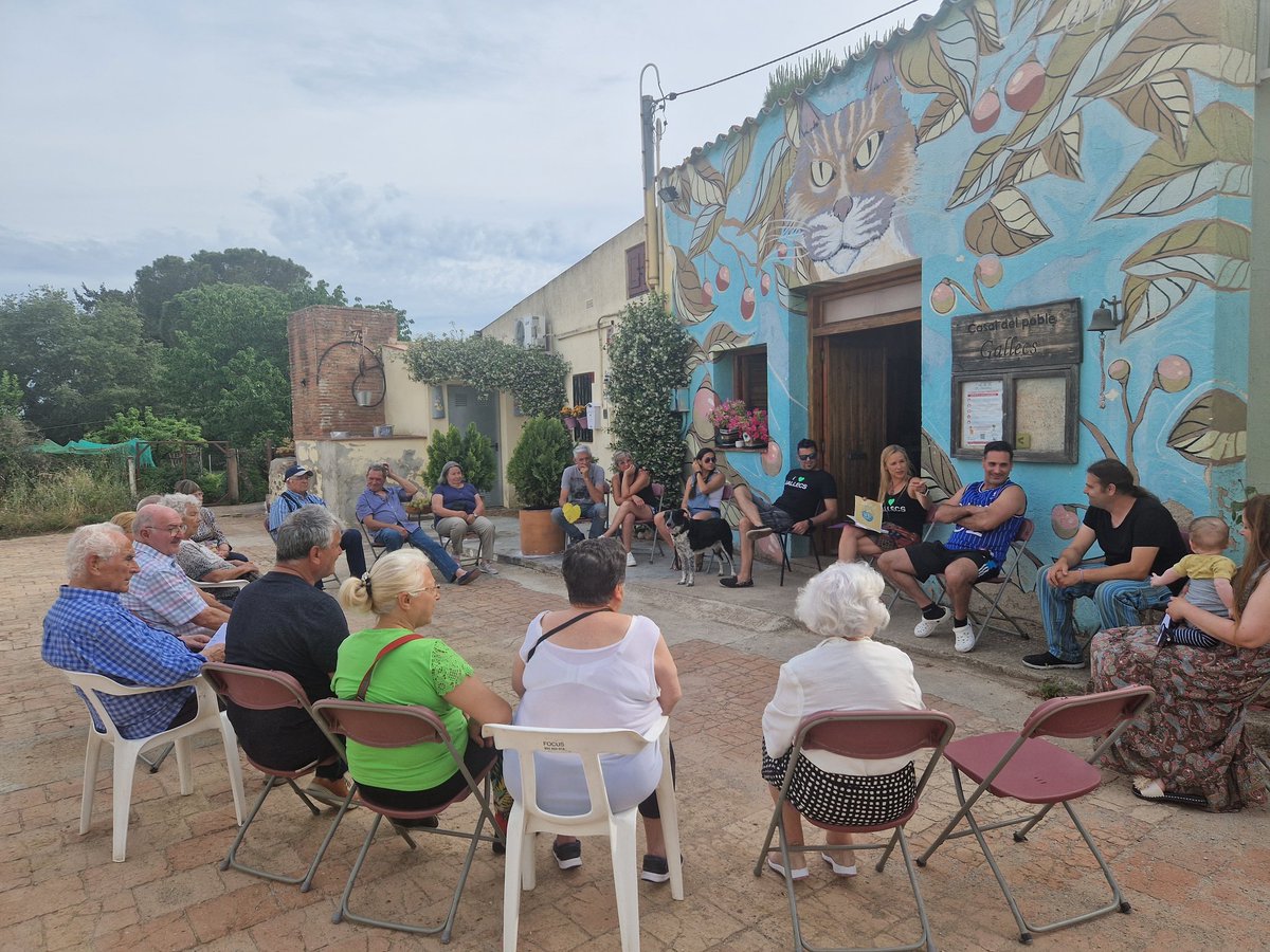 AVGallecs's tweet photo. 🌿Hem estat amb els veïns i veïnes presentant el cartell de la nostra FM'23.
La data serà del 20-23 de juliol, amb una programació molt emocionant que postejarem en breu, esteu atentes.💚 https://t.co/n48lfexSmU